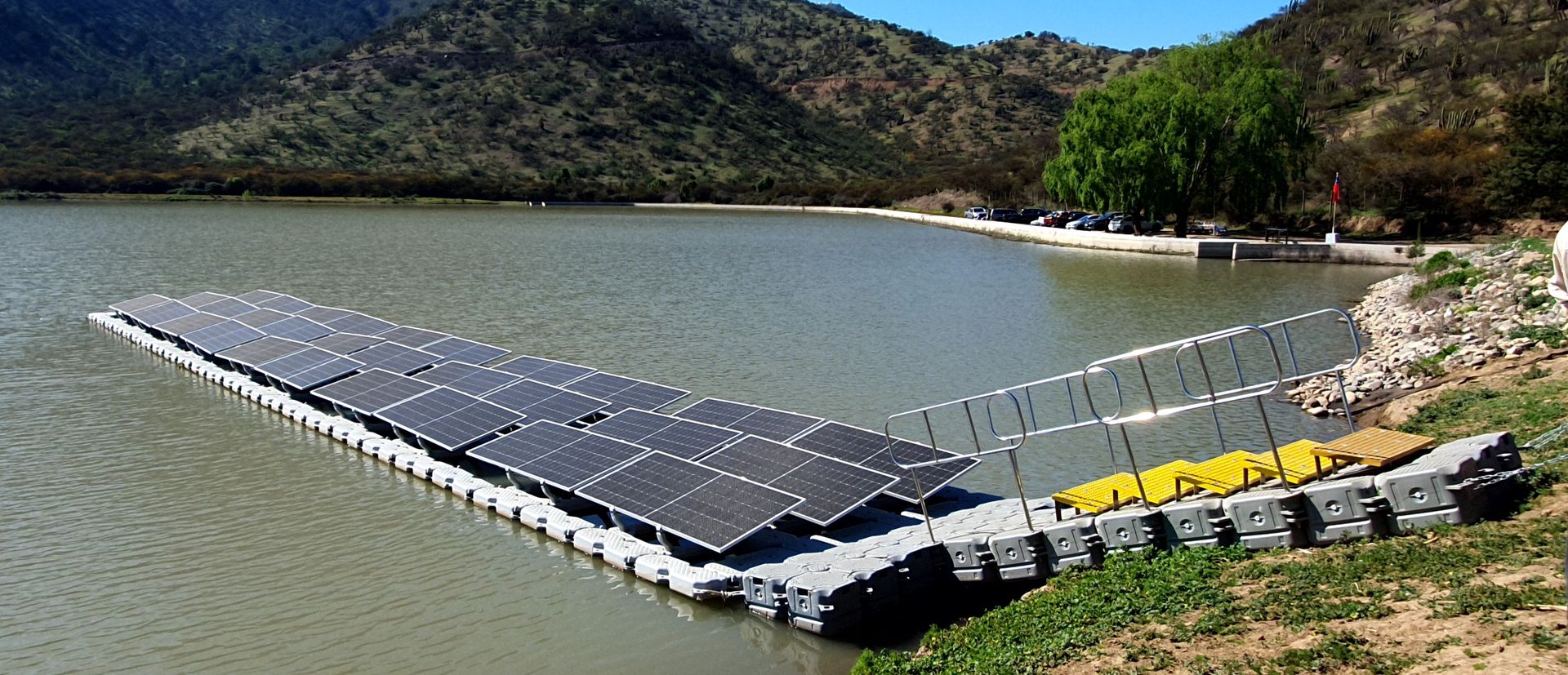 Planta Solar Flotante Canal Hospital Punto Solar.jpg