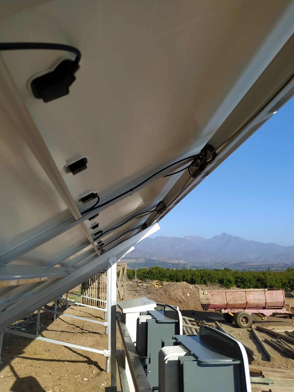 Bajo Paneles Solares